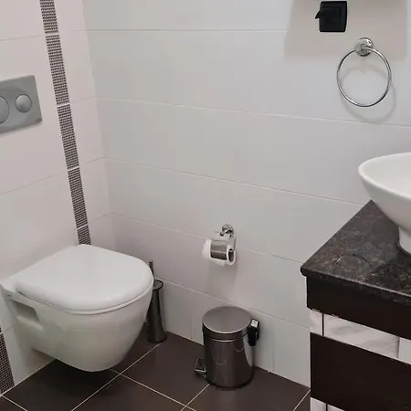 Denize 100 Mt. Sessiz Sakin Havuzlu Sitede 1+1 *