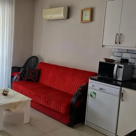 Denize 100 Mt. Sessiz Sakin Havuzlu Sitede 1+1 Apartament
