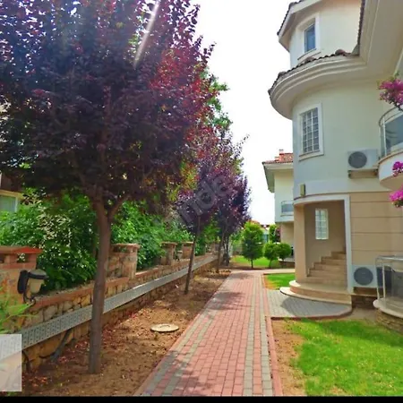 Denize 100 Mt. Sessiz Sakin Havuzlu Sitede 1+1 *
