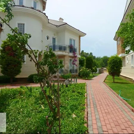 Denize 100 Mt. Sessiz Sakin Havuzlu Sitede 1+1 Apartament *